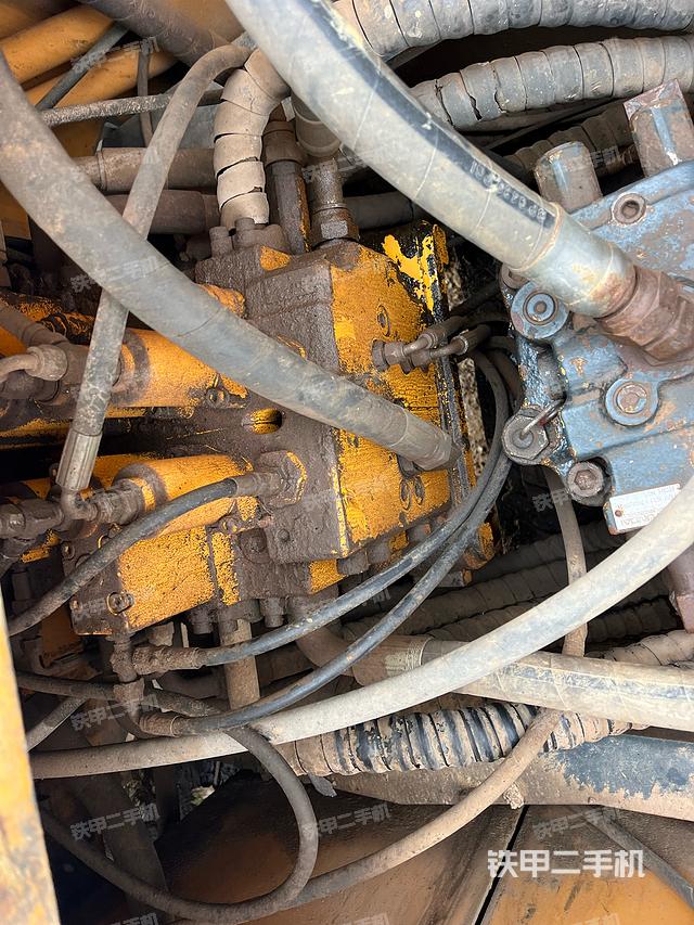 回转马达和主控阀（整机外观）