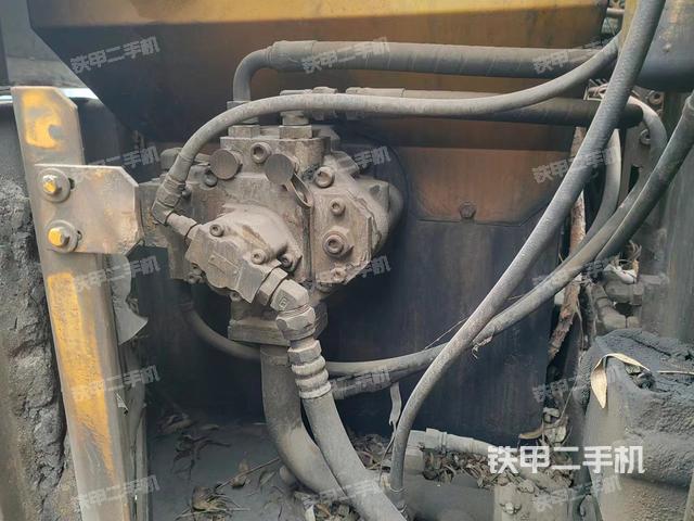 液压泵舱室正面整体（整机外观）