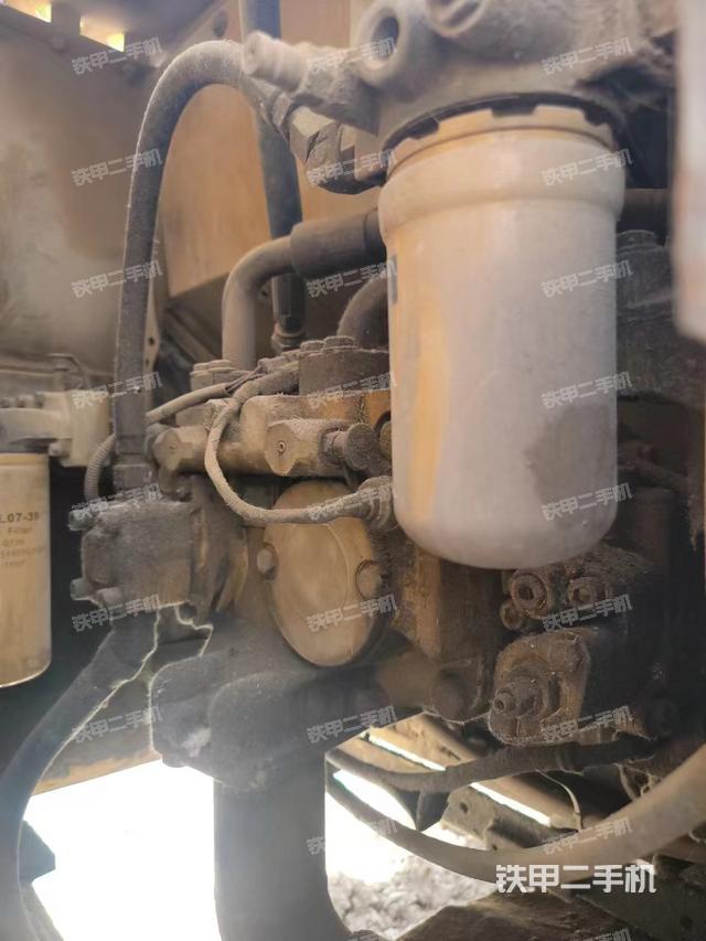 液压泵舱室正面整体（整机外观）