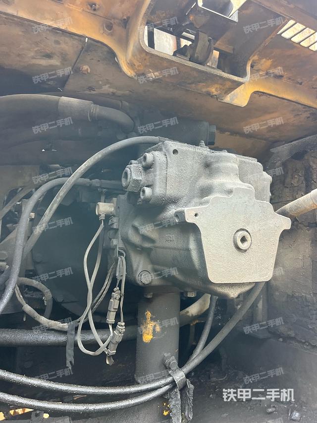 液压泵舱室正面整体（整机外观）