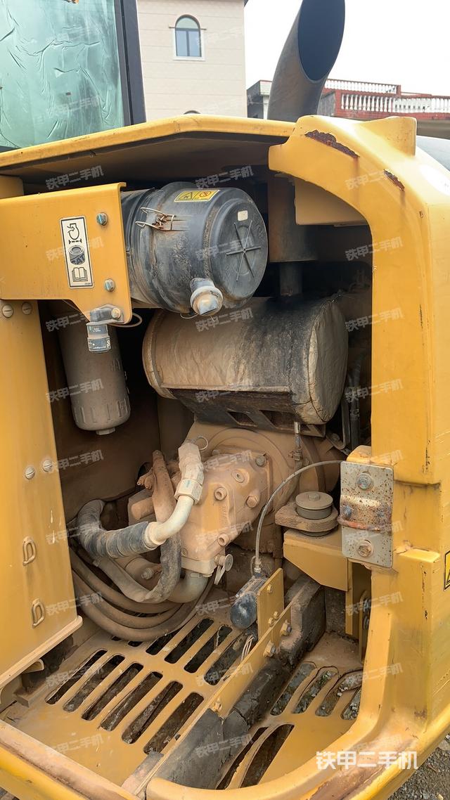 液压泵舱室正面整体（整机外观）