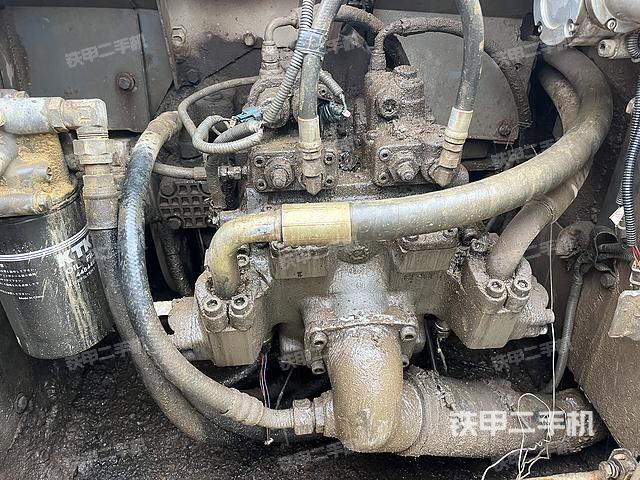 液压泵舱室正面整体（整机外观）