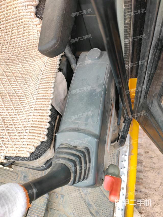 座椅右側(cè)控制臺(tái)/鑰匙門/油門/含右手柄(駕駛室部分) 座椅右側(cè)控制臺(tái)/鑰匙門/油門/含右手柄(駕駛室部分)