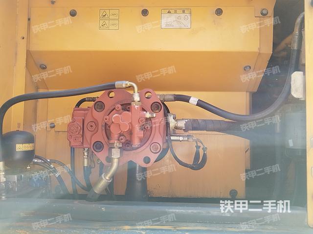 液压泵舱室正面整体（整机外观）