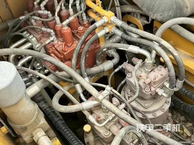 回转马达和主控阀（整机外观）