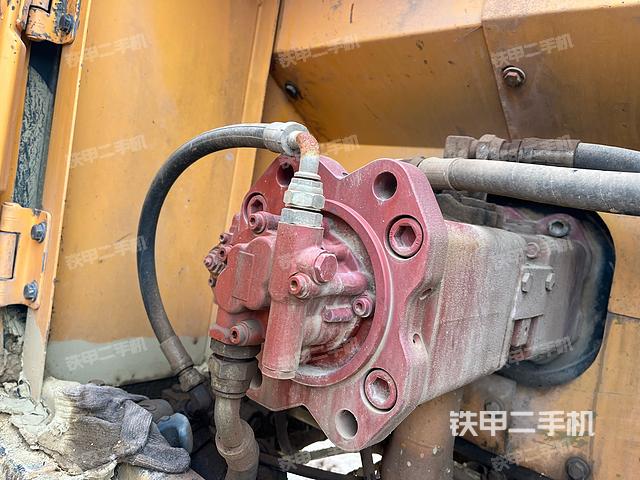 液压泵舱室正面整体（整机外观）