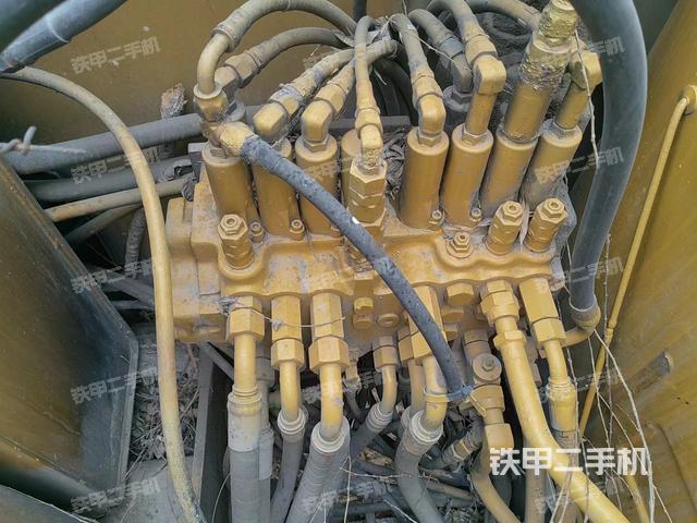 回转马达和主控阀（整机外观）