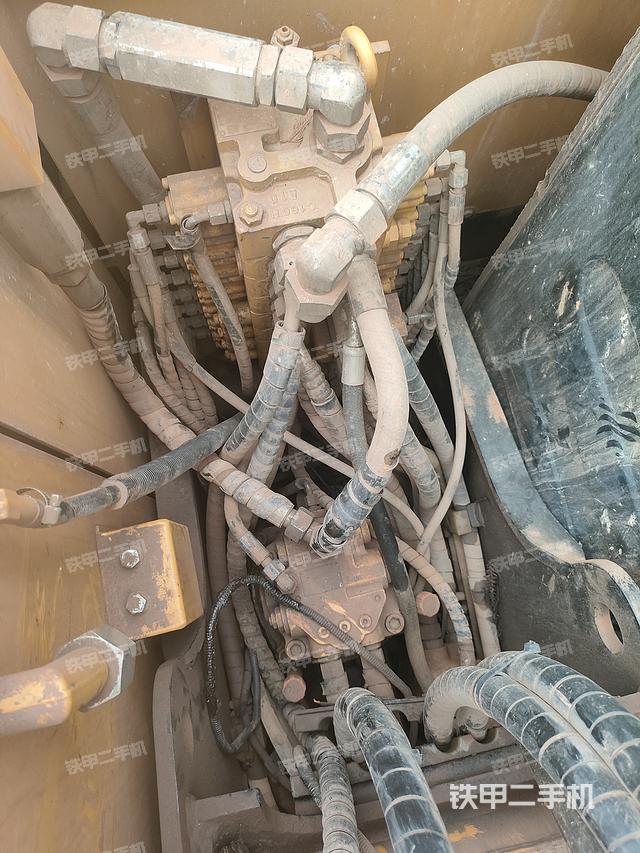 回转马达和主控阀（整机外观）