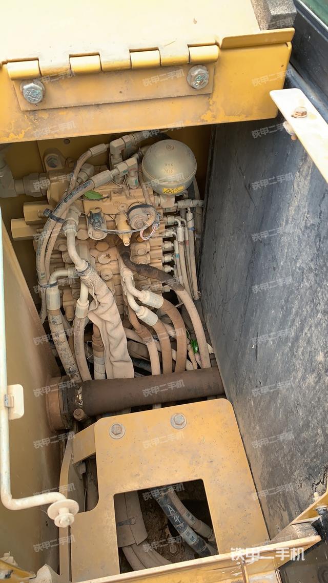 回转马达和主控阀（整机外观）