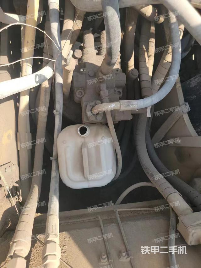 回转马达和主控阀（整机外观）