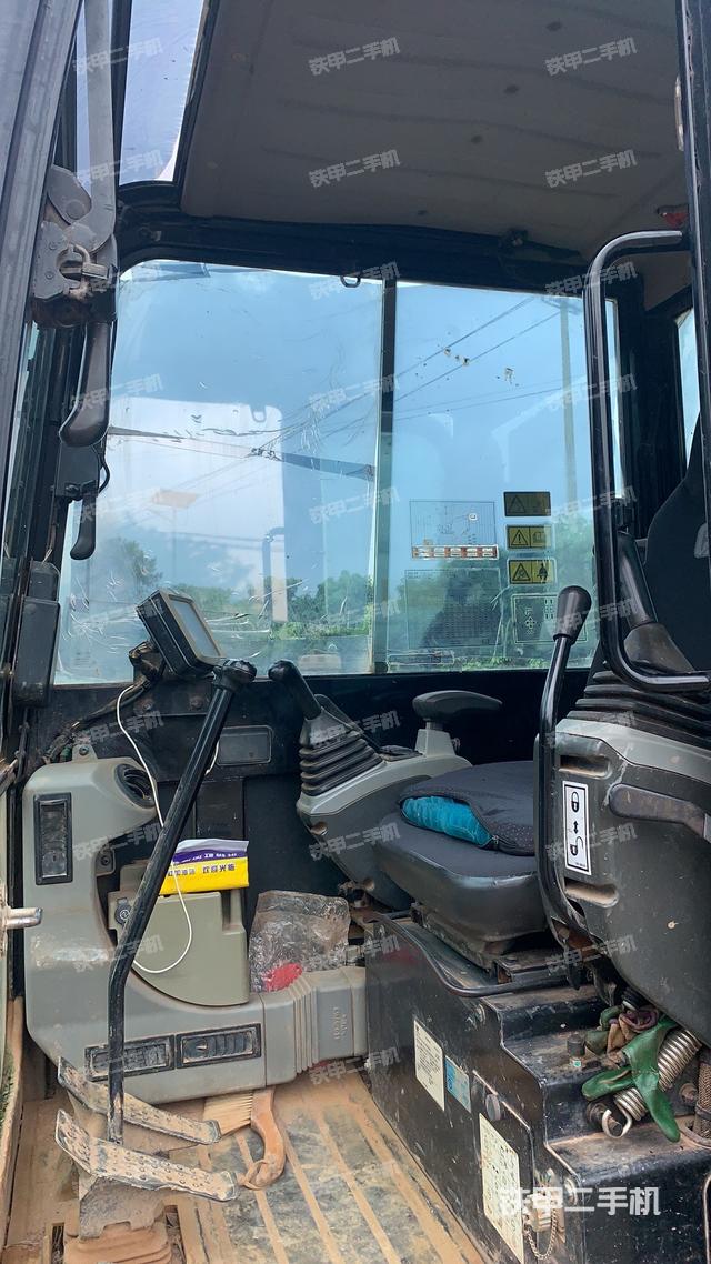 驾驶室顶部（整机外观）