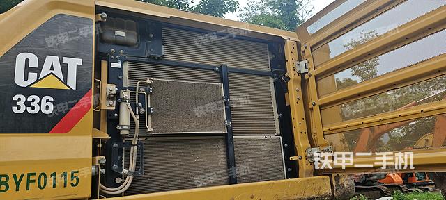 液压泵舱室正面整体（整机外观）