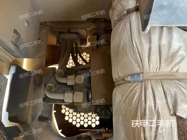 液压泵舱室正面整体（整机外观）