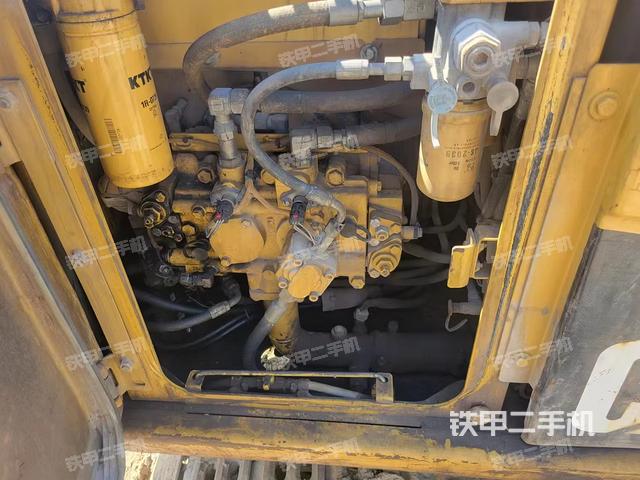 液压泵舱室正面整体（整机外观）