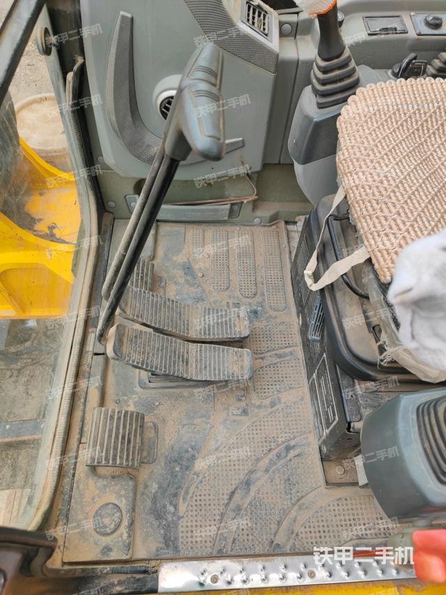 行走控制手柄和踏板?俯拍(駕駛室部分) 行走控制手柄和踏板?俯拍(駕駛室部分)