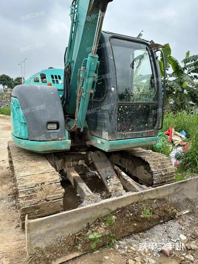 液压泵舱室正面整体（整机外观）