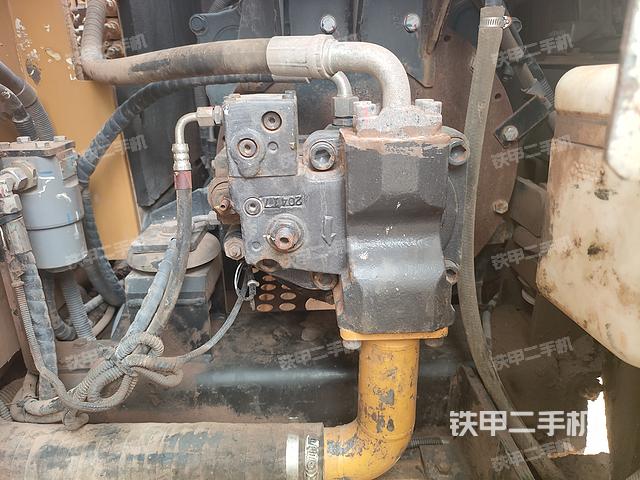 液压泵舱室正面整体（整机外观）