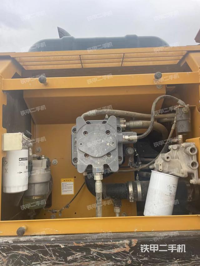 液压泵舱室正面整体（整机外观）