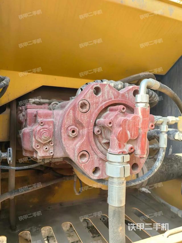 液压泵舱室正面整体（整机外观）