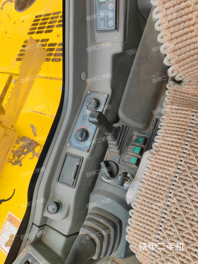 座椅左側(cè)控制臺(tái)/音響/含左手柄(駕駛室部分) 座椅左側(cè)控制臺(tái)/音響/含左手柄(駕駛室部分)