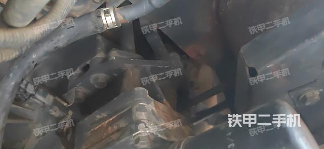 液压泵舱室正面整体（整机外观）