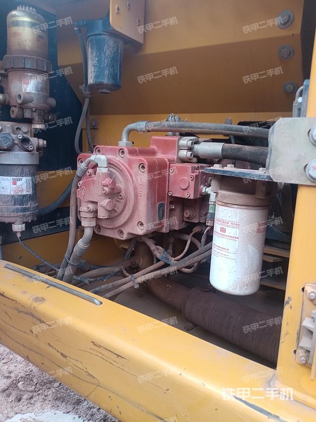 液压泵舱室正面整体（整机外观）