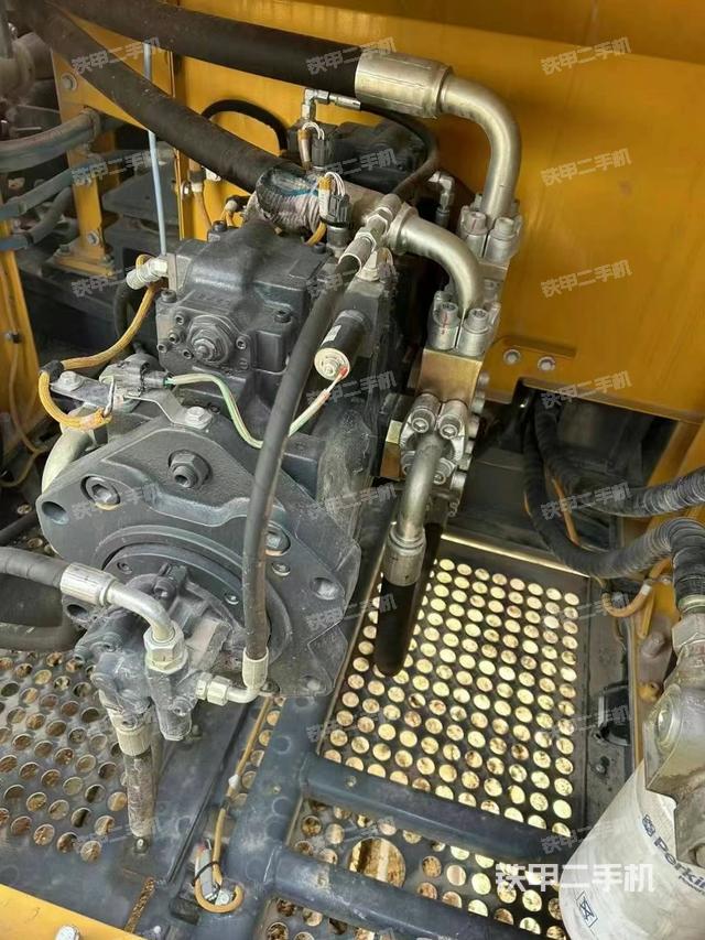 液压泵舱室正面整体（整机外观）