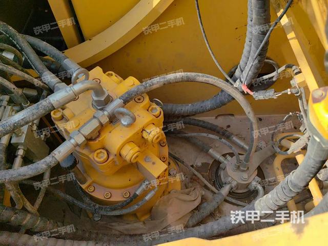 回转马达和主控阀（整机外观）