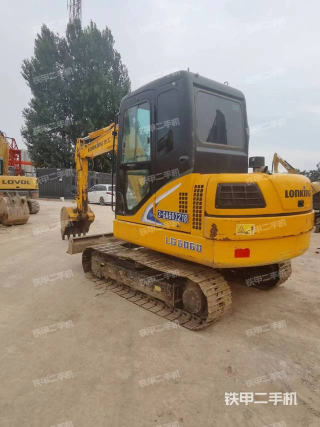 驾驶室顶部（整机外观）