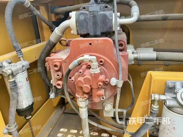 液压泵舱室正面整体（整机外观）