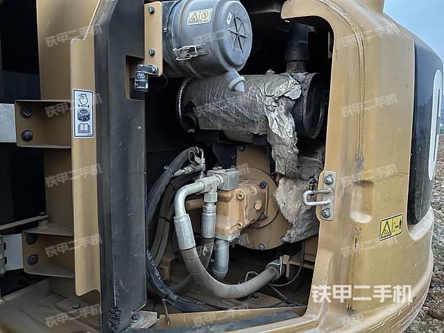 液压泵舱室正面整体（整机外观）