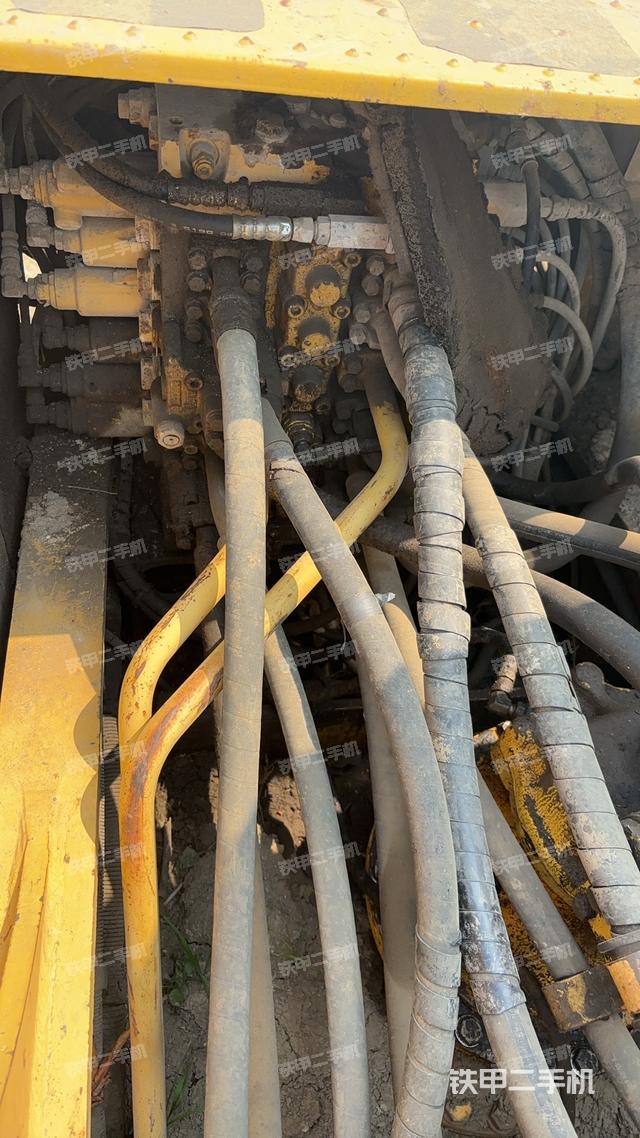 回转马达和主控阀（整机外观）