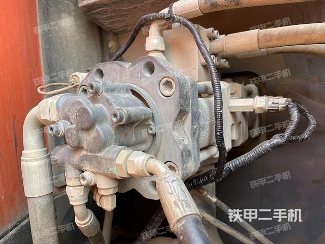 液压泵舱室正面整体（整机外观）