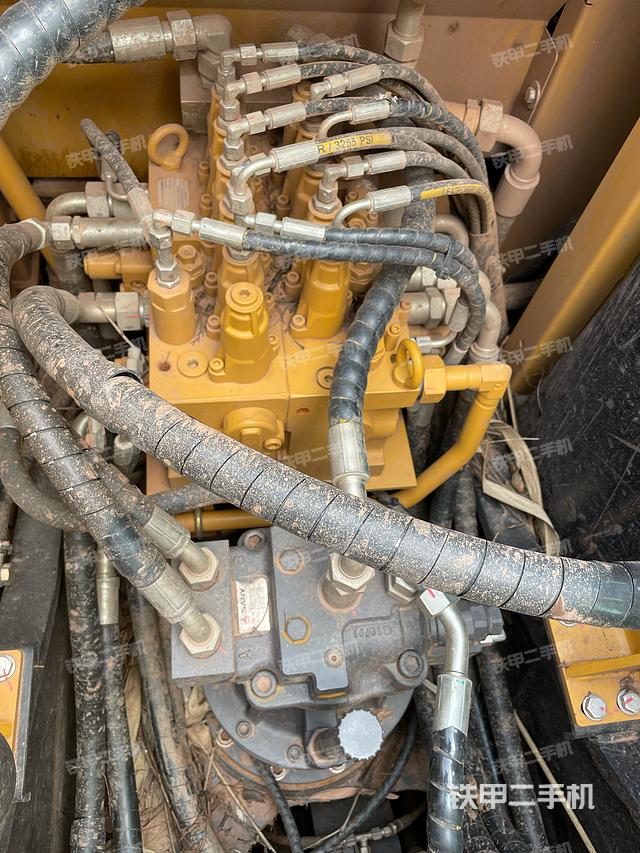 回转马达和主控阀（整机外观）