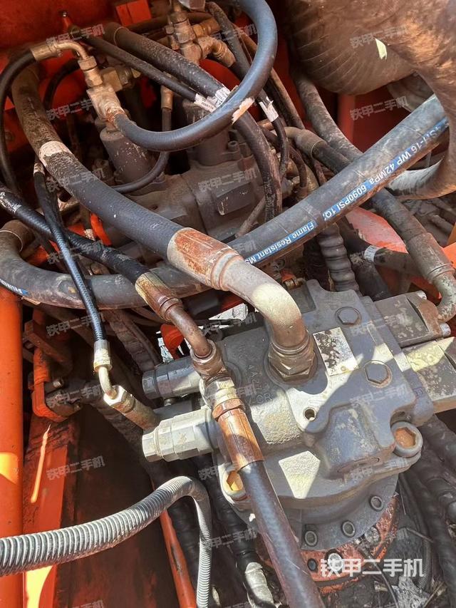 回转马达和主控阀（整机外观）