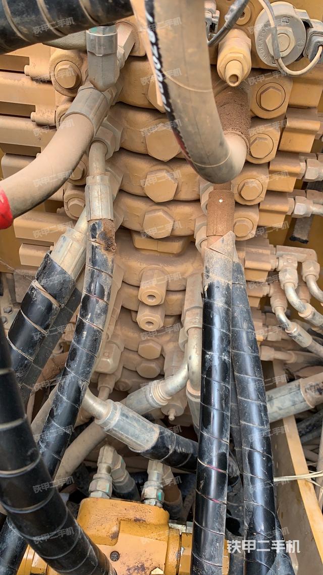 回转马达和主控阀（整机外观）