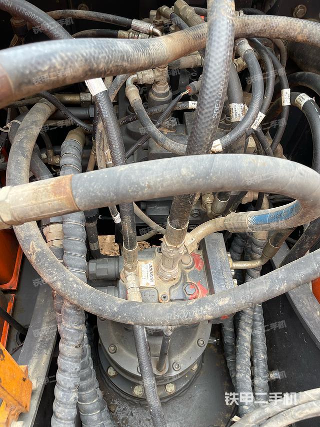 回转马达和主控阀（整机外观）