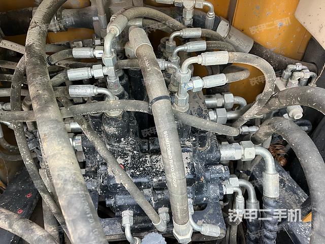 回转马达和主控阀（整机外观）