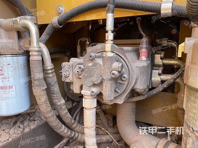 液压泵舱室正面整体（整机外观）