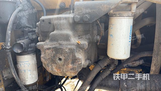 液压泵舱室正面整体（整机外观）