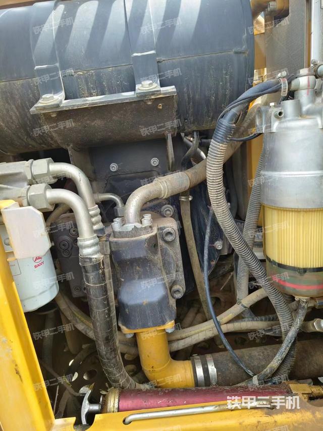 液压泵舱室正面整体（整机外观）