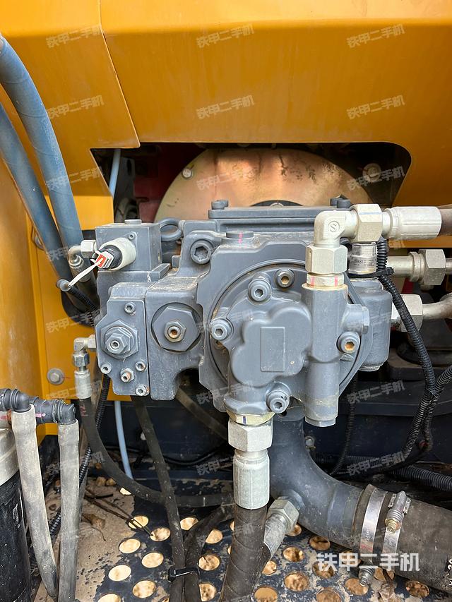 液压泵舱室正面整体（整机外观）