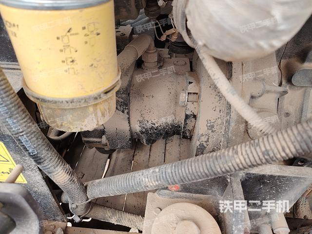 液压泵舱室正面整体（整机外观）