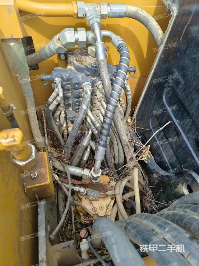 回转马达和主控阀（整机外观）