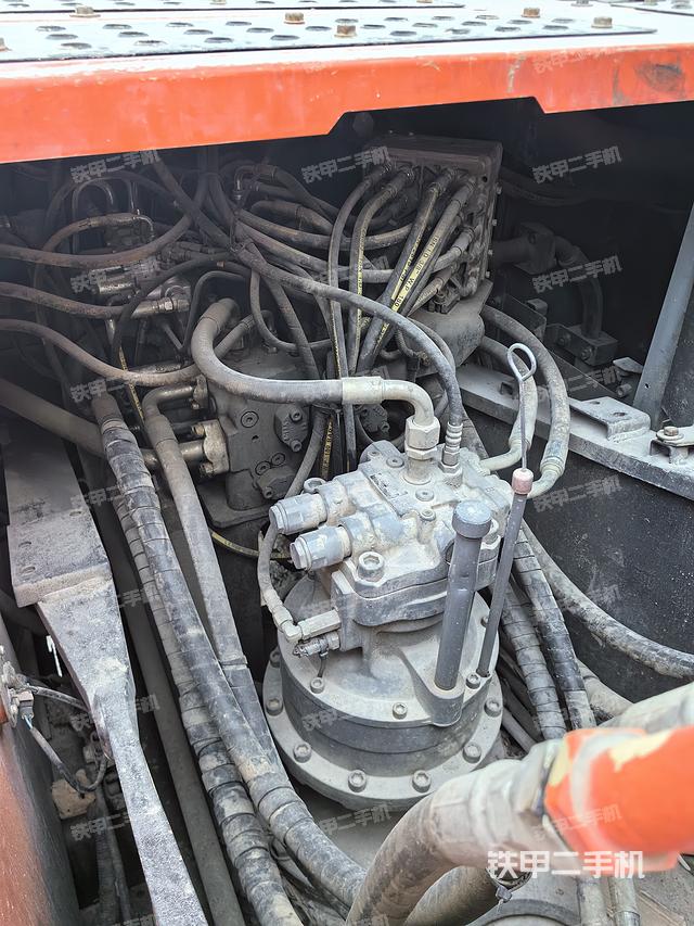 回转马达和主控阀（整机外观）