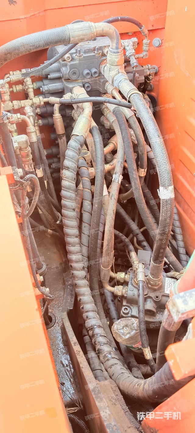 回转马达和主控阀（整机外观）