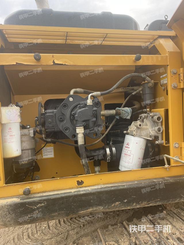 液压泵舱室正面整体（整机外观）