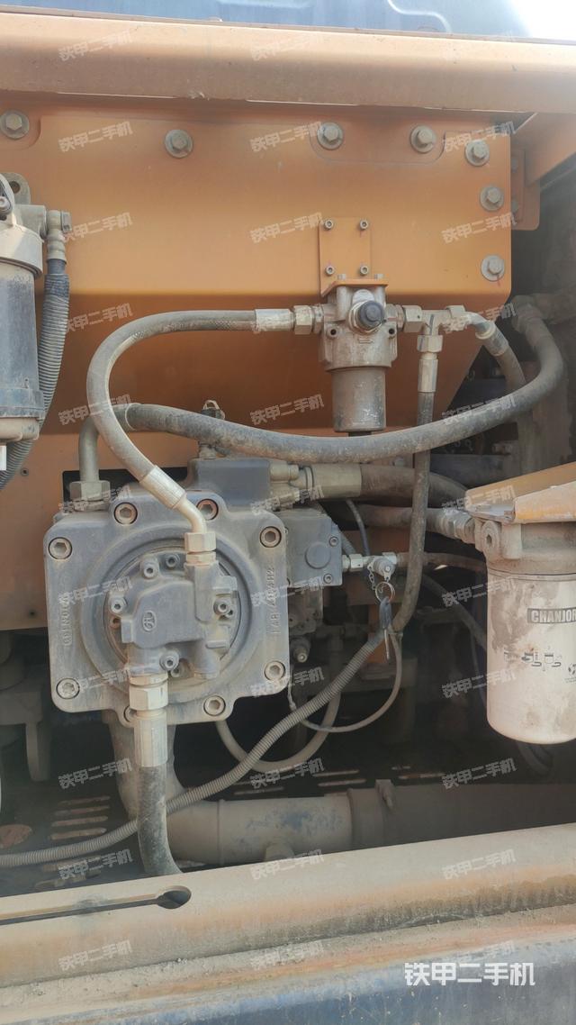 液压泵舱室正面整体（整机外观）