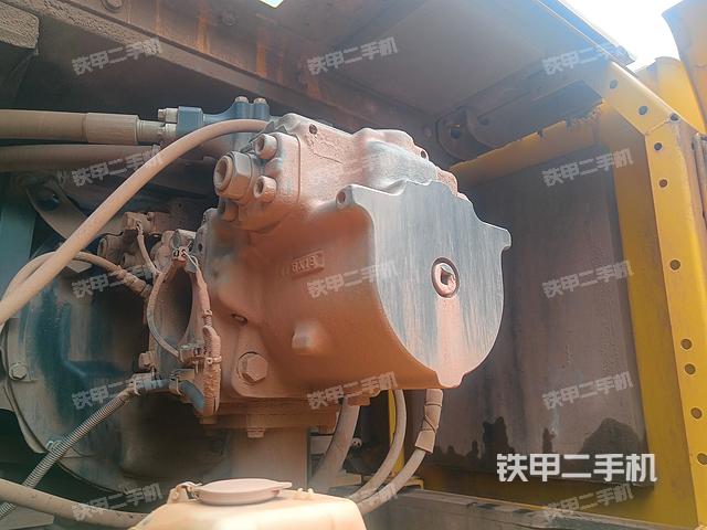 液压泵舱室正面整体（整机外观）