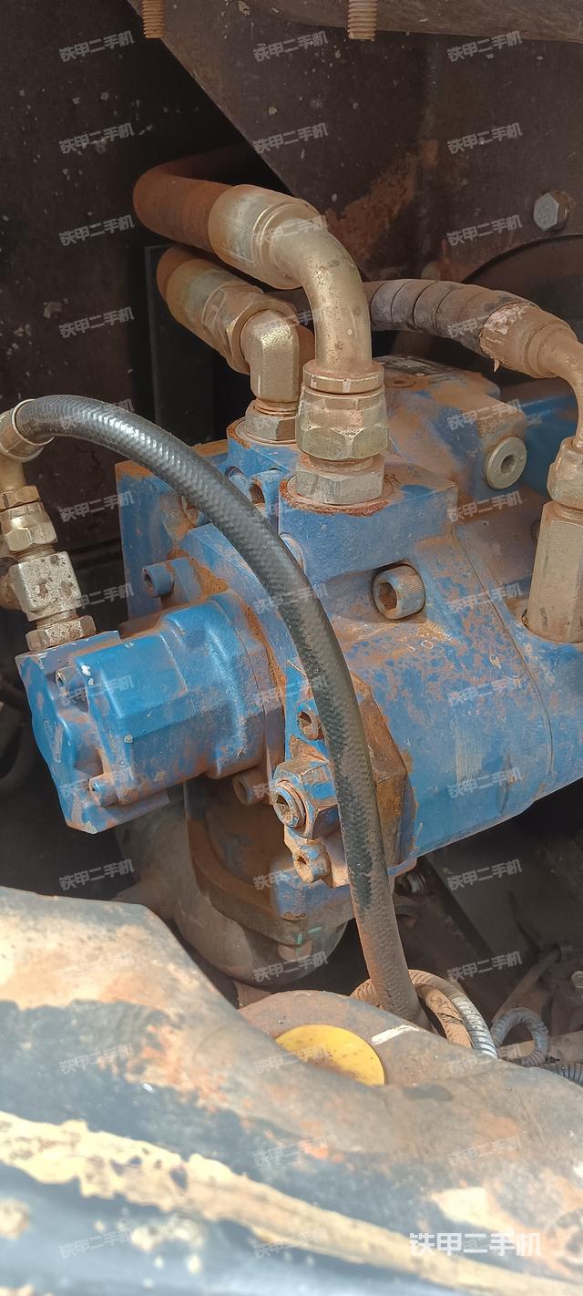 液压泵舱室正面整体（整机外观）